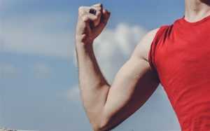 Gespierde man demonstreert spieren ontwikkelen met behulp van creatine supplementatie