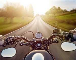 Groep deelnemers volgt de motorcursus theorie examen training in Amsterdam