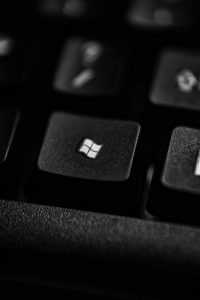 Windows 11 schermweergave met nieuwe interface en functies, illustratie voor waarom je moet kiezen voor Windows 11