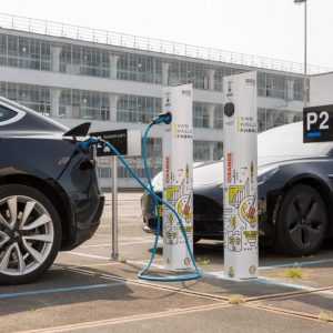 Professioneel onderhoud aan een laadpaal door gespecialiseerde technicians van Orange Charging