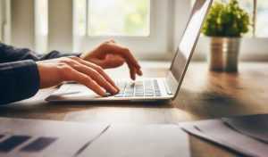 Creative digital agency team werkt samen aan online marketing strategie voor bedrijfsgroei