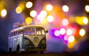 Interieur van een partybus met verlichte discobal, loungestoelen en bar voorzieningen