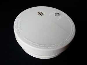 Hittemelder die rook en temperatuurveranderingen detecteert voor brandveiligheid in uw woning