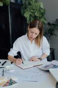 Modern interieur dat helpt bij het bepalen wanneer een stylist voor je interieur inhuren zinvol is