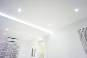 Moderne spanplafond installatie toont de veelzijdigheid en stijlvolle afwerking in een woonruimte