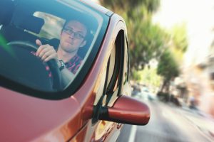 Vergelijking spoedrijlessen vs. traditionele rijlessen: man achter stuur tijdens rijles