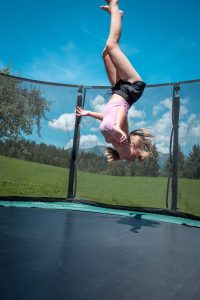 Illustratie over gezonde vrijetijdsbesteding met verschillende activiteiten zoals sporten, hobby's en buitenactiviteiten voor