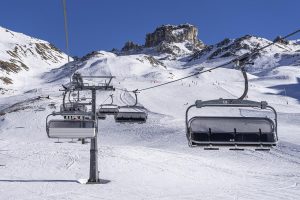Interieur van een snowboardwinkel met kleurrijke snowboards aan de muren en gepassioneerde medewerkers