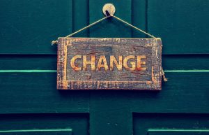 Supervisor begeleidt team door verandermanagement proces met open communicatie en ondersteuning