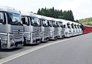Illustratie van hoe technologie de wereld van transport en logistiek verandert met slimme vrachtwagens en automatisering