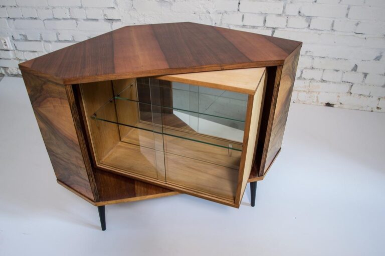 Home Antiek theekastje op wielen met lade en deurtjes in warme houttinten, geschikt voor vintage interieurstijlen