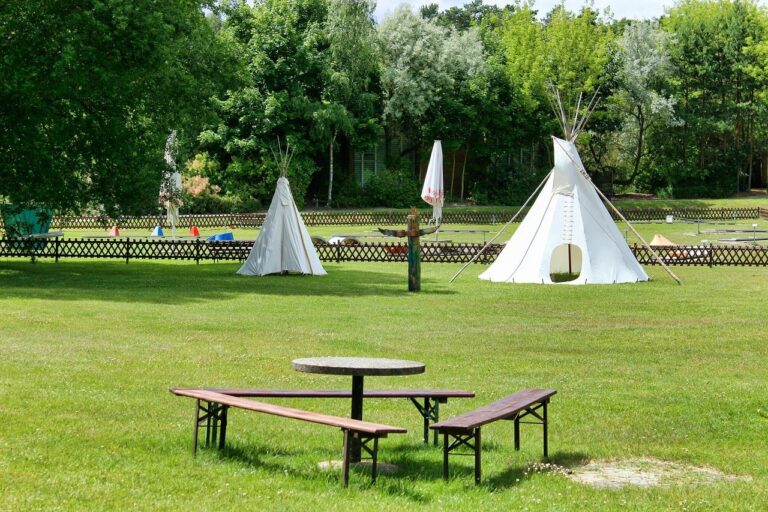 Home Stijlvolle tipi-tent voor bruiloft met houten vloer, sfeerverlichting en loungehoeken - specialist in tentverhuur van bijzond